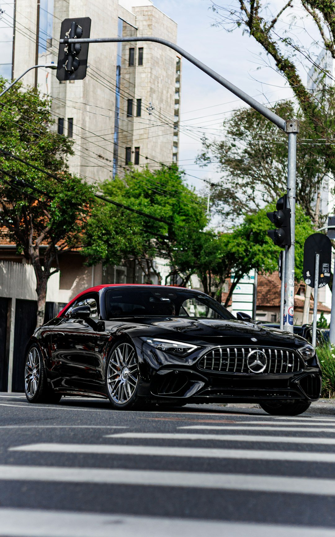 Mercedes-AMG SL com capota de lona vermelha